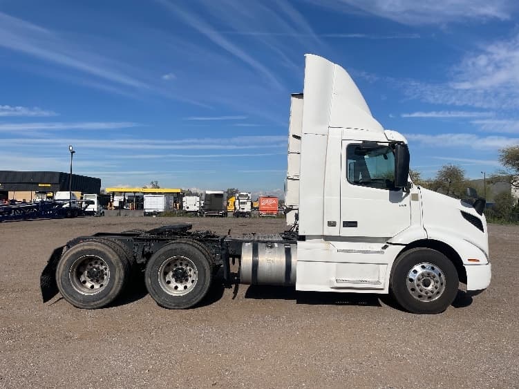 2020 Volvo VNR 640 — photo 8