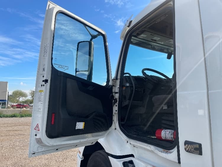 2020 Volvo VNR 640 — photo 9