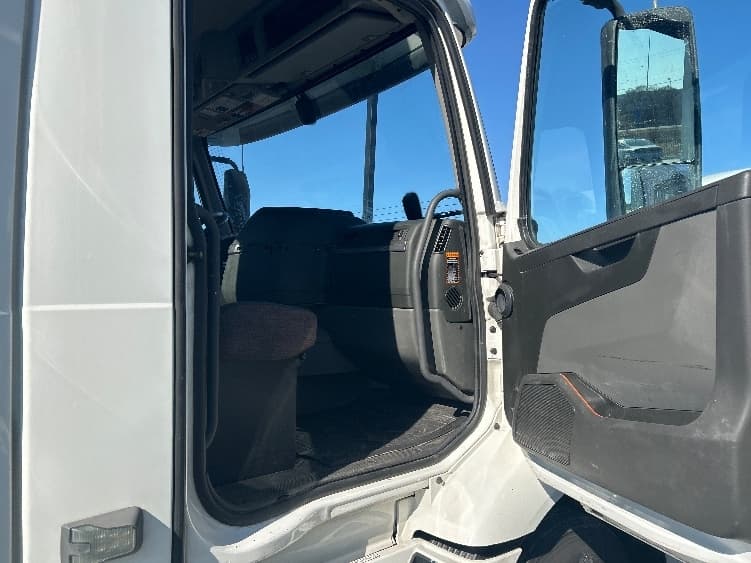 2021 Volvo VNR 640 — photo 10