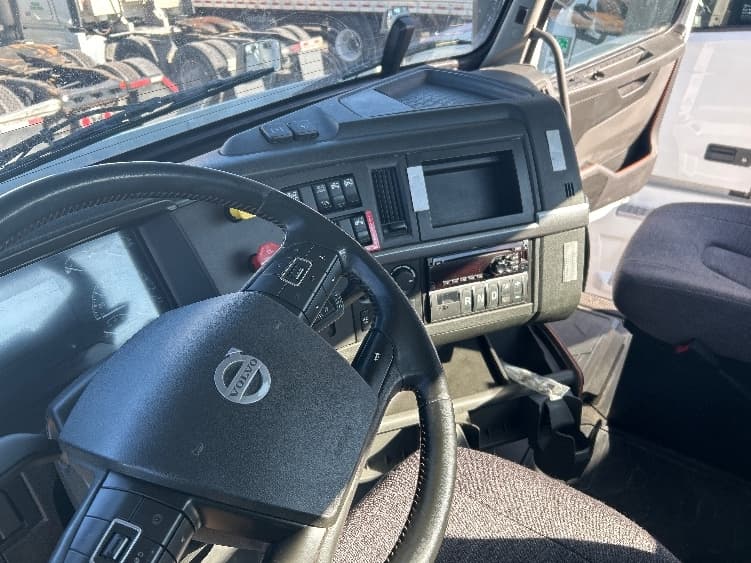 2021 Volvo VNR 640 — photo 8