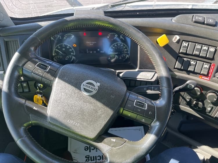 2021 Volvo VNR 640 — photo 9