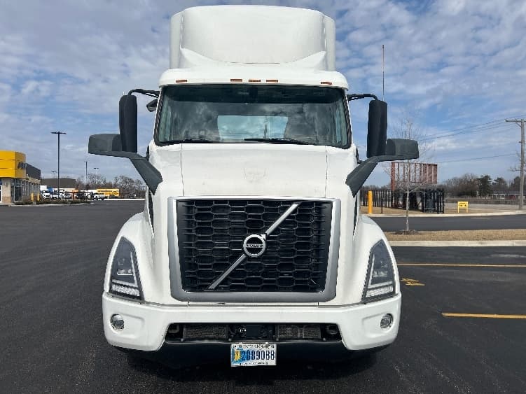 2021 Volvo VNR 640 — photo 2