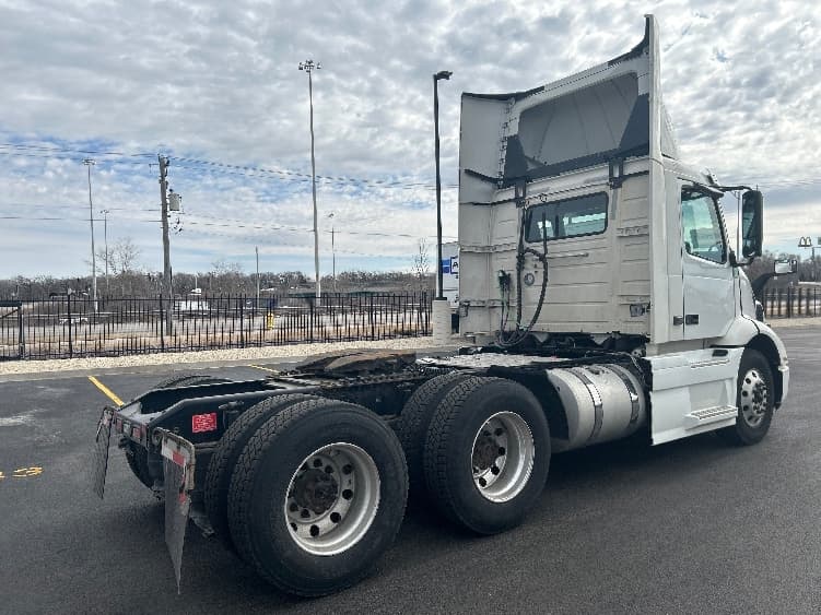 2021 Volvo VNR 640 — photo 7