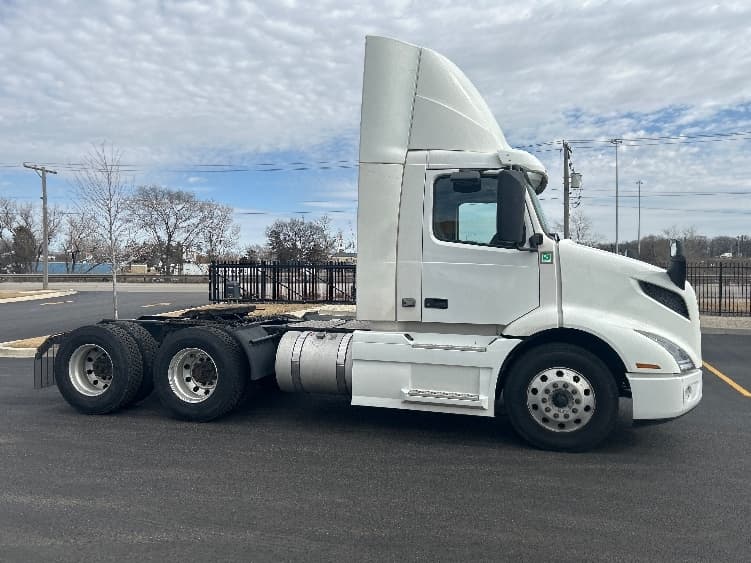 2021 Volvo VNR 640 — photo 8
