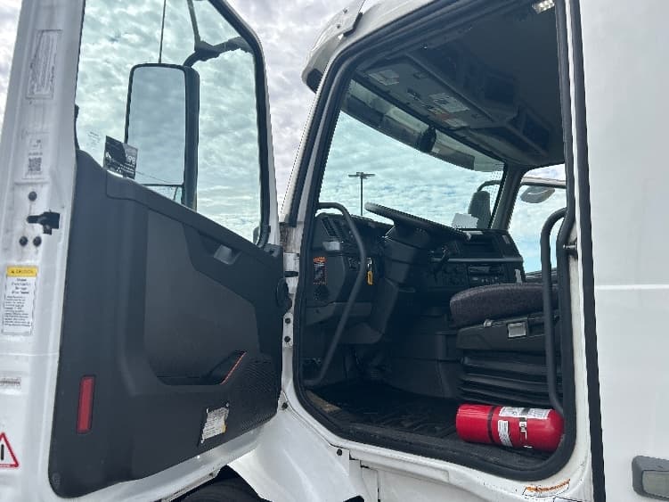 2021 Volvo VNR 640 — photo 9