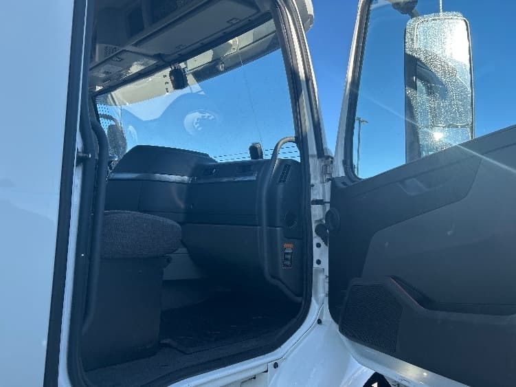 2021 Volvo VNR 640 — photo 10