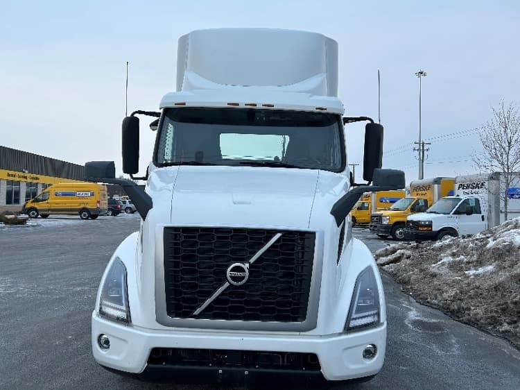 2021 Volvo VNR 640 — photo 2