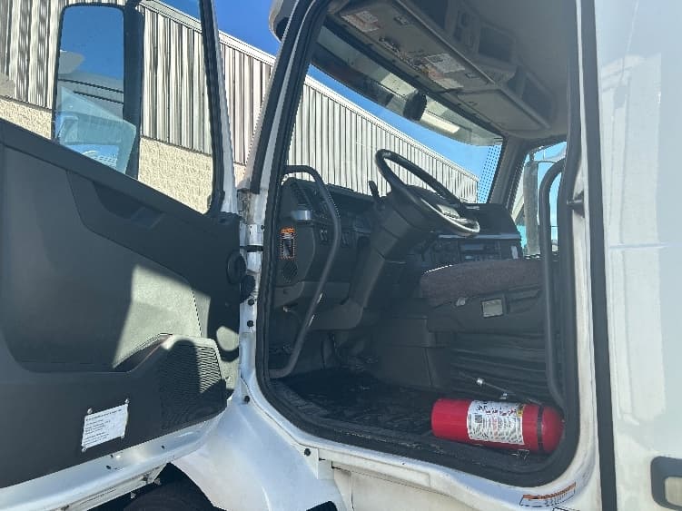 2021 Volvo VNR 640 — photo 7