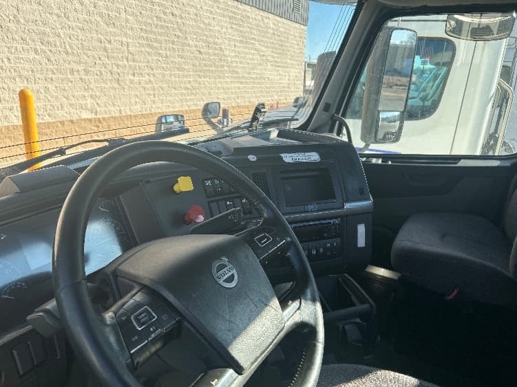 2021 Volvo VNR 640 — photo 8