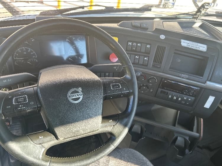 2021 Volvo VNR 640 — photo 9