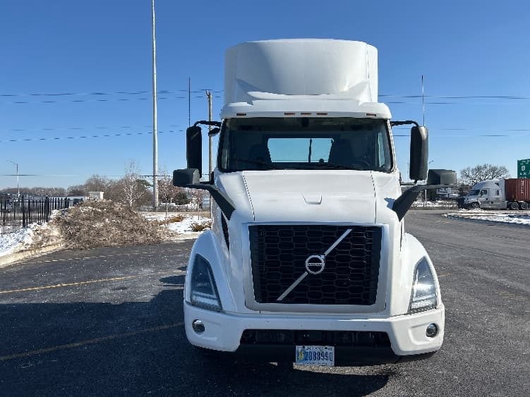 2021 Volvo VNR 640 — photo 2