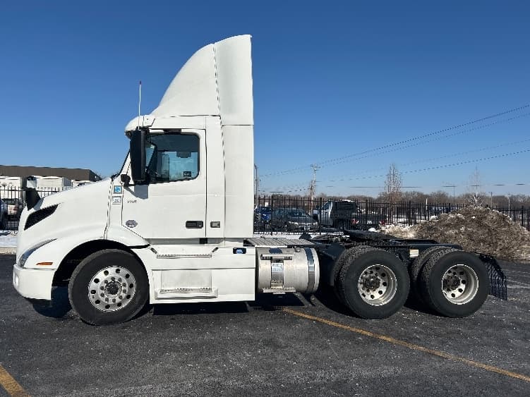 2021 Volvo VNR 640 — photo 4