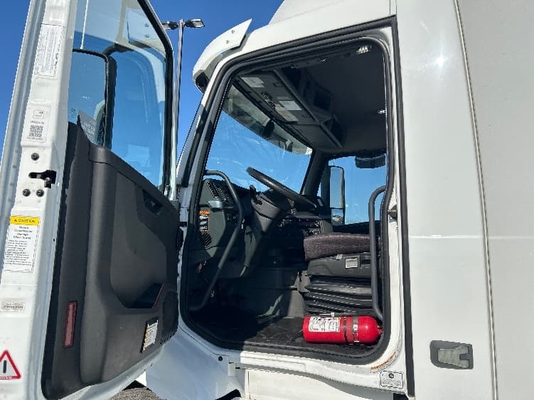 2021 Volvo VNR 640 — photo 9