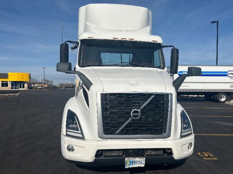 2021 Volvo VNR 640 — photo 2