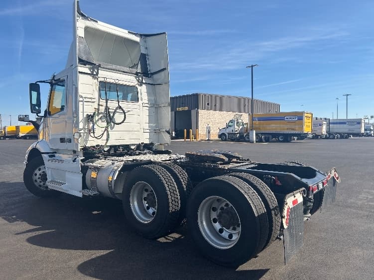 2021 Volvo VNR 640 — photo 5