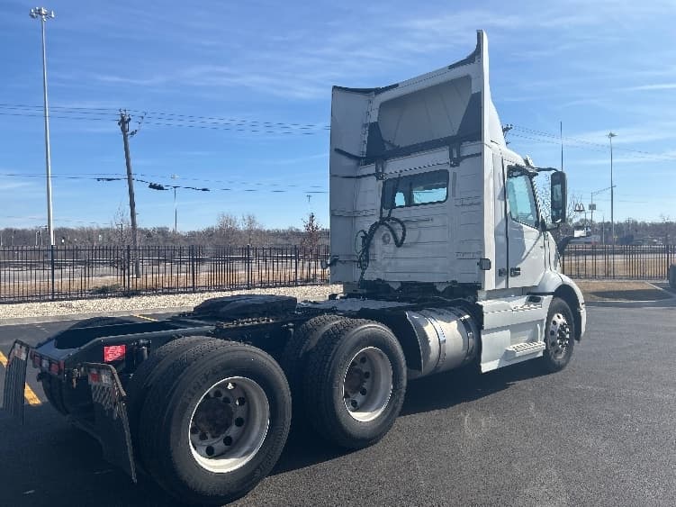 2021 Volvo VNR 640 — photo 7