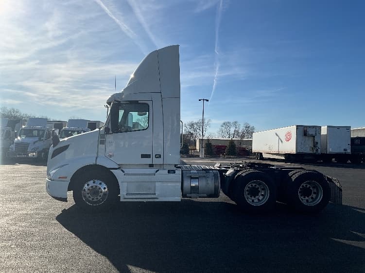 2021 Volvo VNR 640 — photo 4