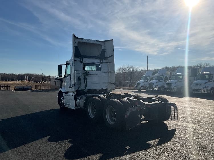 2021 Volvo VNR 640 — photo 5