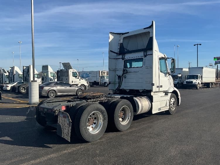 2021 Volvo VNR 640 — photo 7