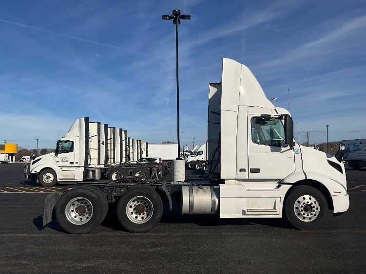 2021 Volvo VNR 640 — photo 8