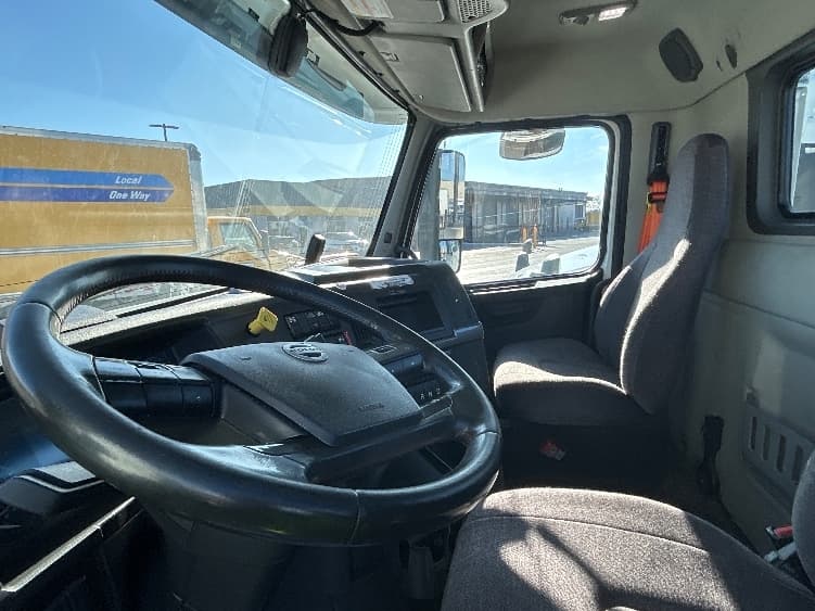 2021 Volvo VNR 640 — photo 10