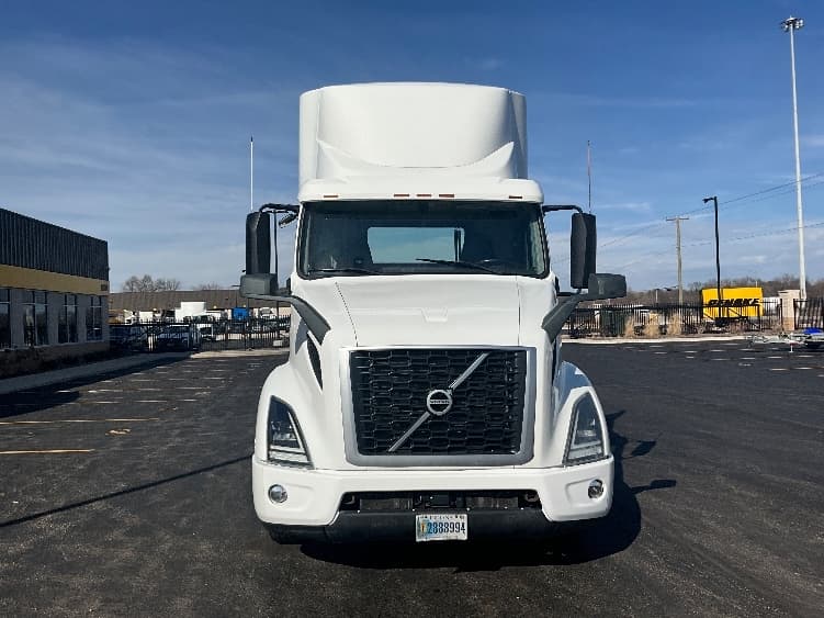 2021 Volvo VNR 640 — photo 2