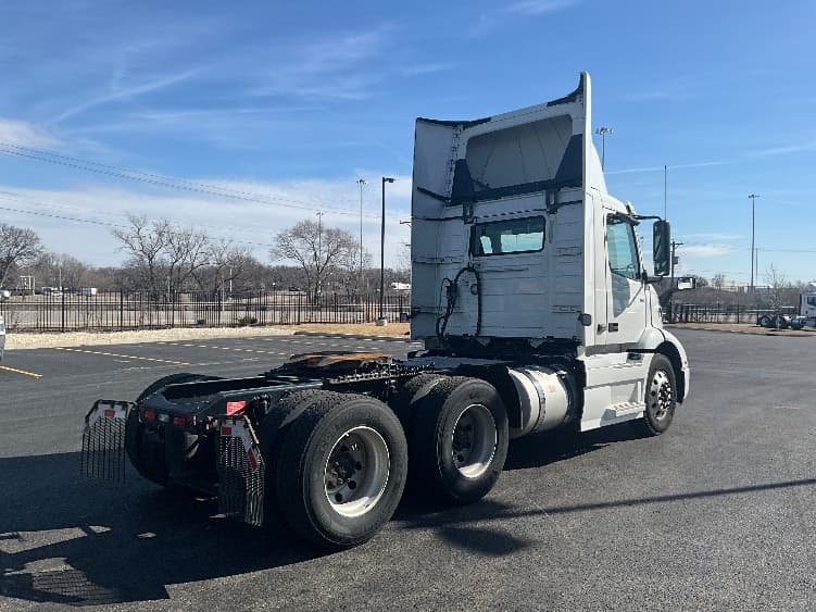 2021 Volvo VNR 640 — photo 7