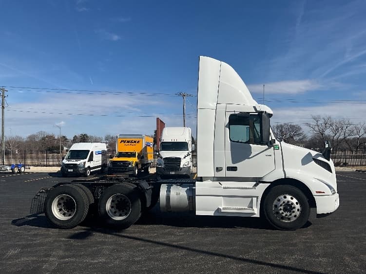 2021 Volvo VNR 640 — photo 8
