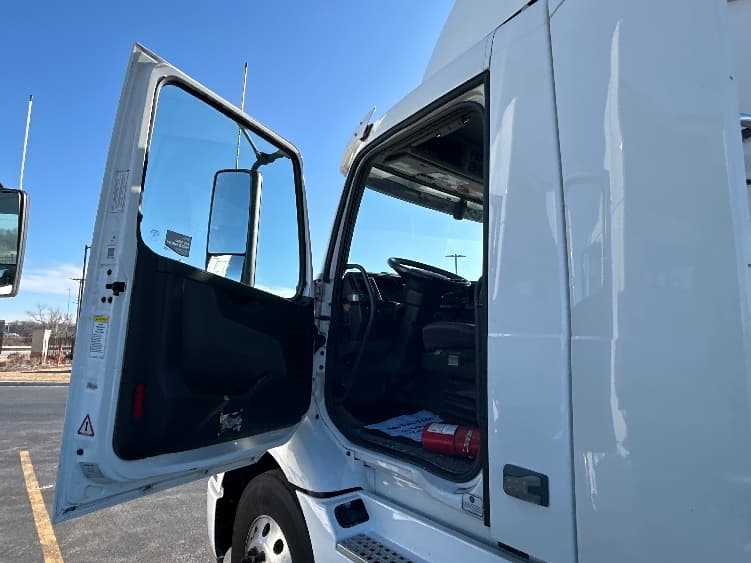 2021 Volvo VNR 640 — photo 9