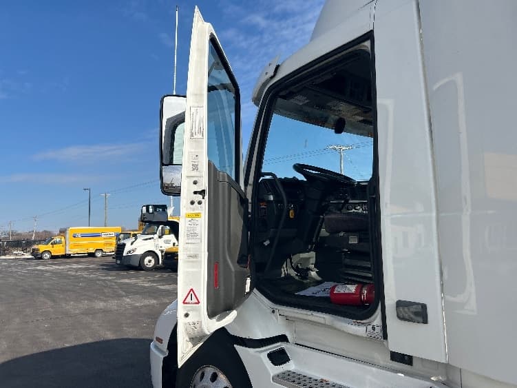 2021 Volvo VNR 640 — photo 7