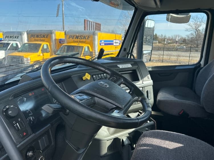 2021 Volvo VNR 640 — photo 8