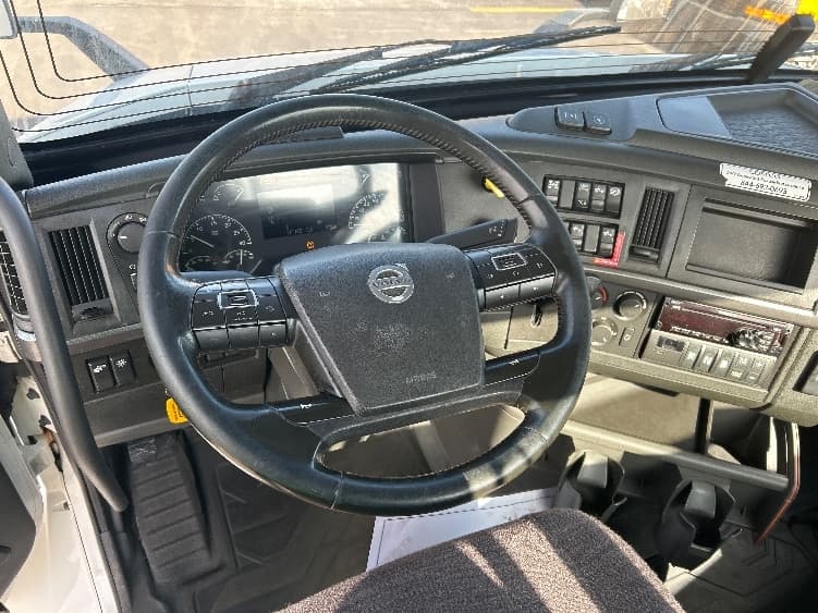 2021 Volvo VNR 640 — photo 9