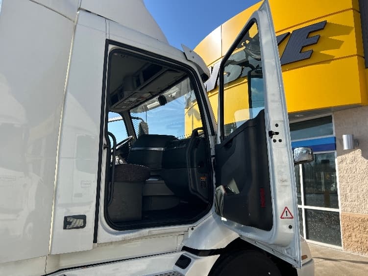2021 Volvo VNR 640 — photo 10