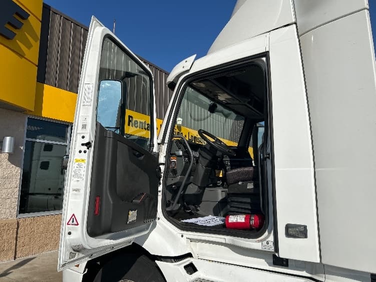 2021 Volvo VNR 640 — photo 7