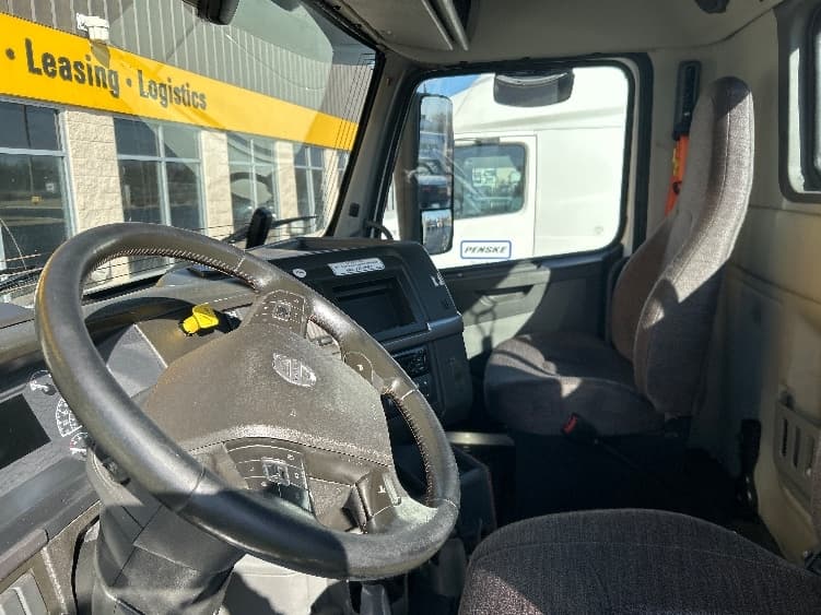 2021 Volvo VNR 640 — photo 8