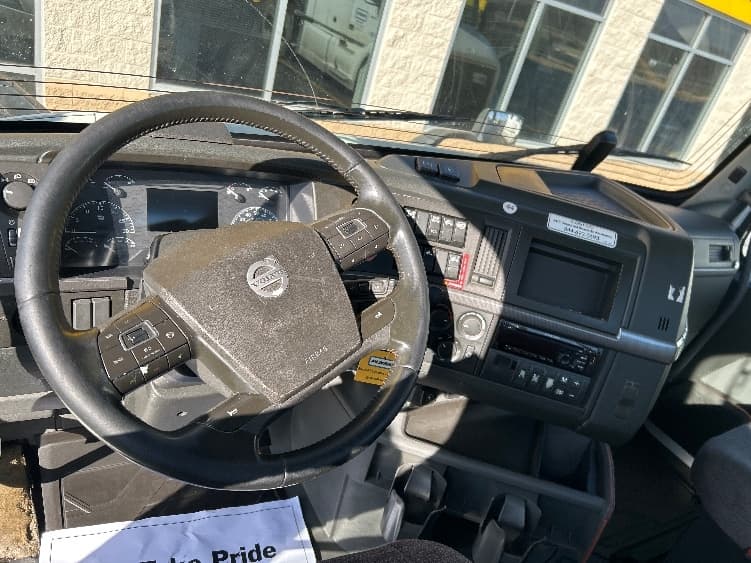 2021 Volvo VNR 640 — photo 9