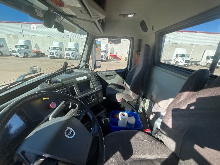 2021 Volvo VNR 640 — photo 10