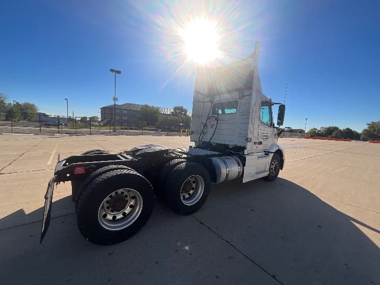 2021 Volvo VNR 640 — photo 7