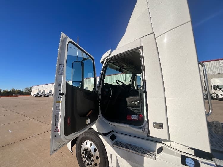 2021 Volvo VNR 640 — photo 9