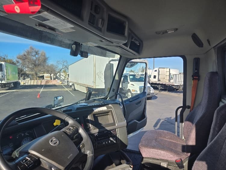 2021 Volvo VNR 640 — photo 10