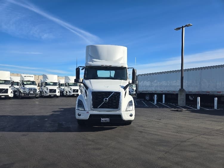 2021 Volvo VNR 640 — photo 2