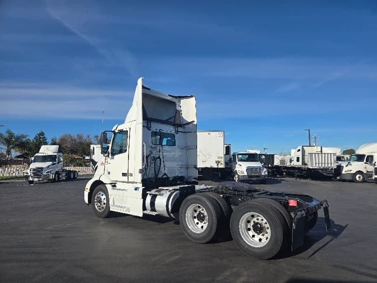 2021 Volvo VNR 640 — photo 5
