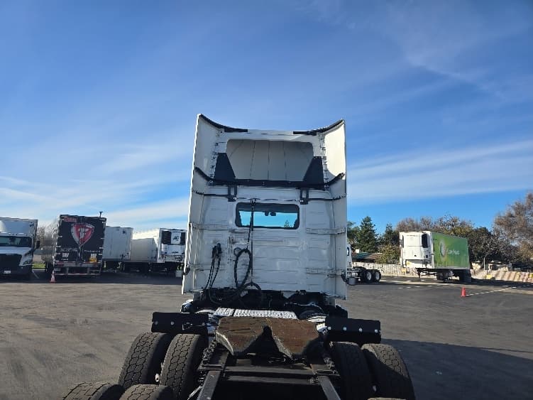 2021 Volvo VNR 640 — photo 6