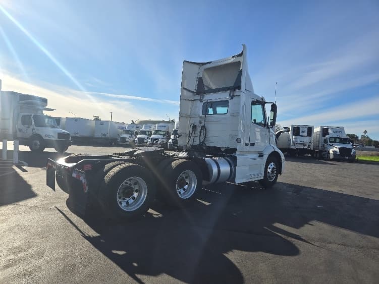 2021 Volvo VNR 640 — photo 7