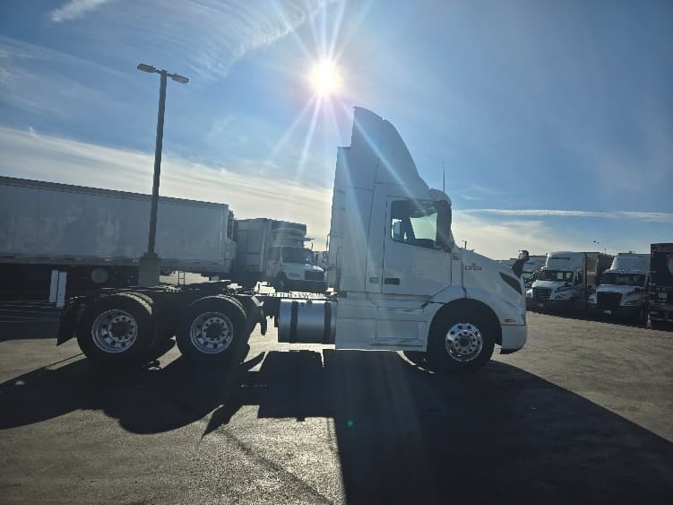 2021 Volvo VNR 640 — photo 8