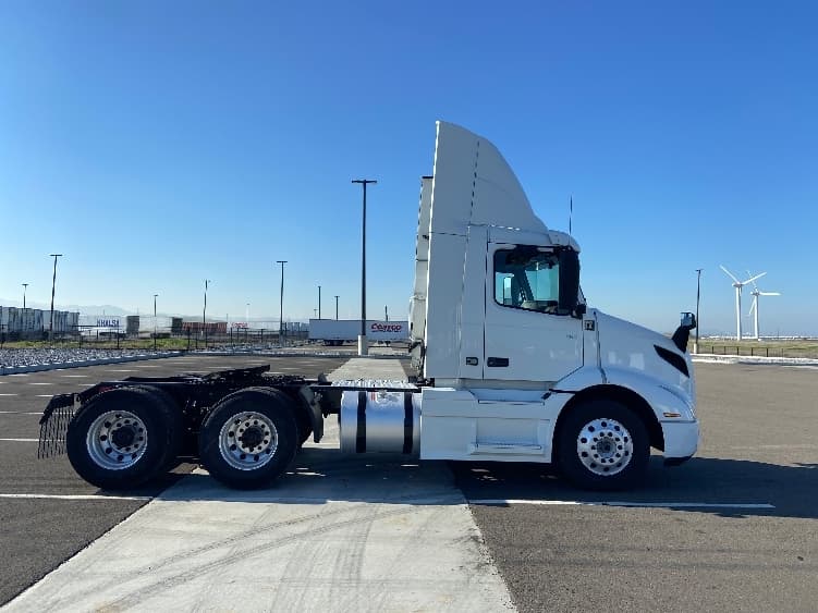 2021 Volvo VNR 640 — photo 8