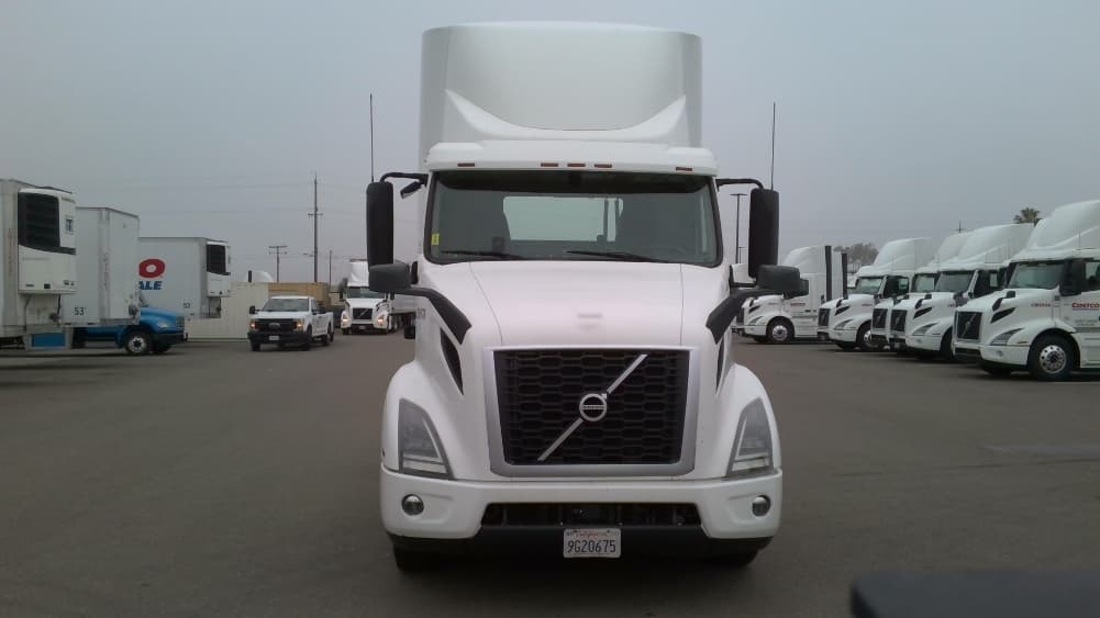 2021 Volvo VNR 640 — photo 2