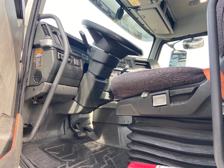 2021 Volvo VNR 640 — photo 9