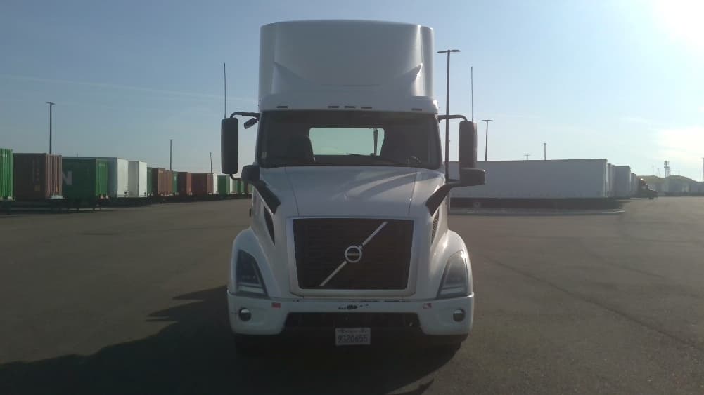 2021 Volvo VNR 640 — photo 2