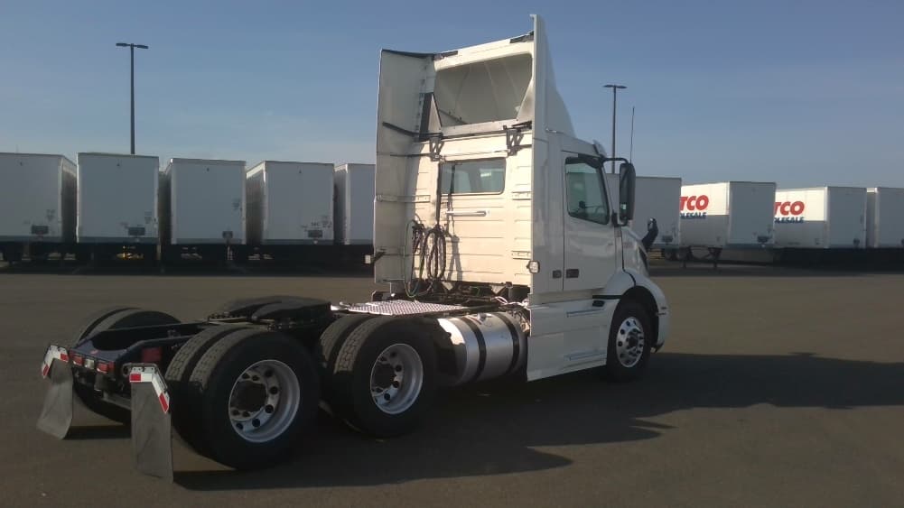 2021 Volvo VNR 640 — photo 7